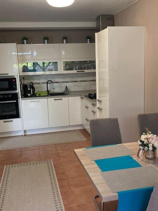 Apartman S Terasou, Bezplatne Parkovanie Apartman Pozsony Kültér fotó